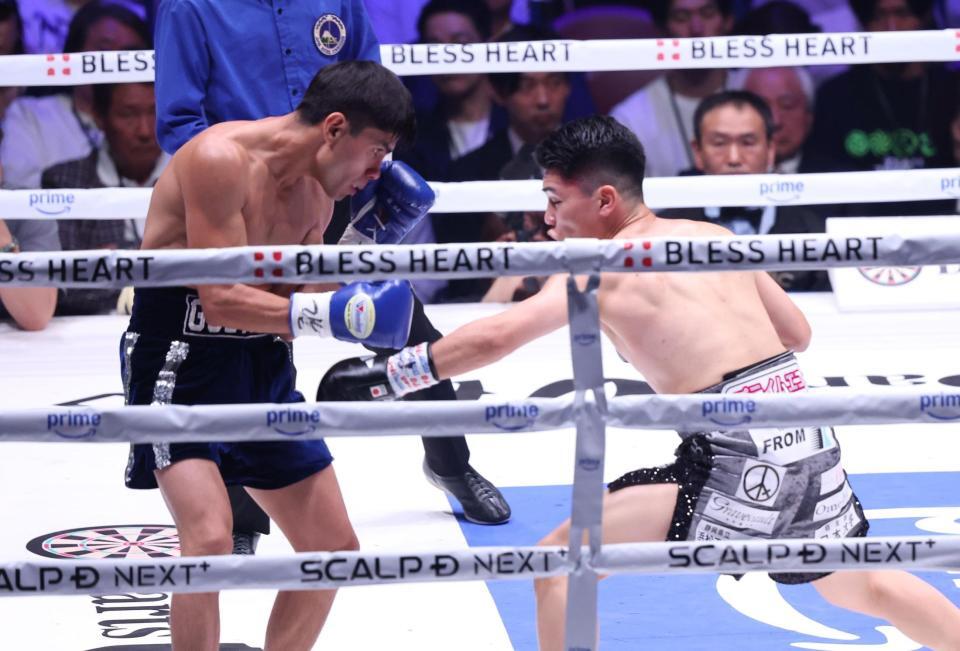 １回、ペドロ・ゲバラを攻める坪井智也（撮影・金田祐二）