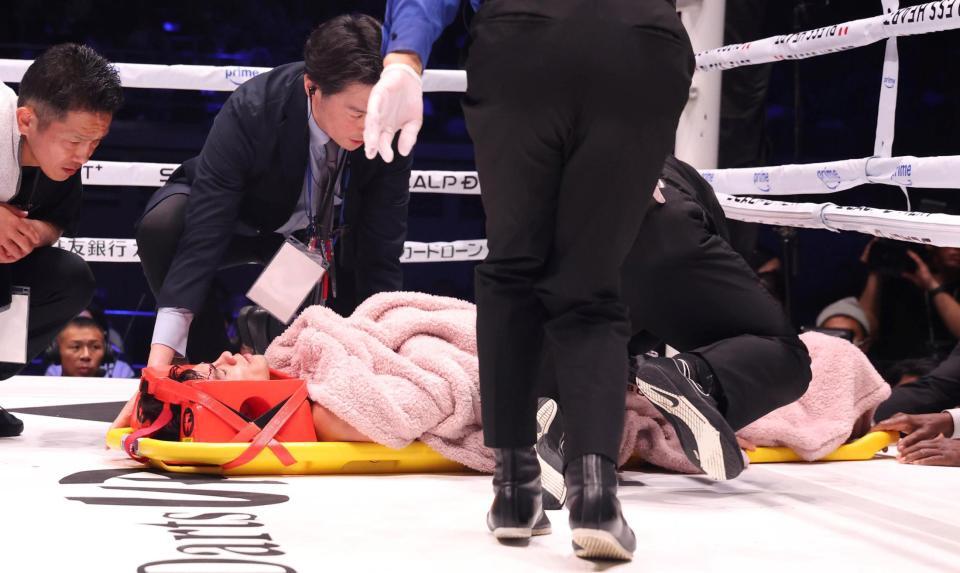 ２回、坪井智也とのバッティングで試合続行不可能となり、担架に乗せられリングを降りるペドロ・ゲバラ（撮影・佐々木彰尚）