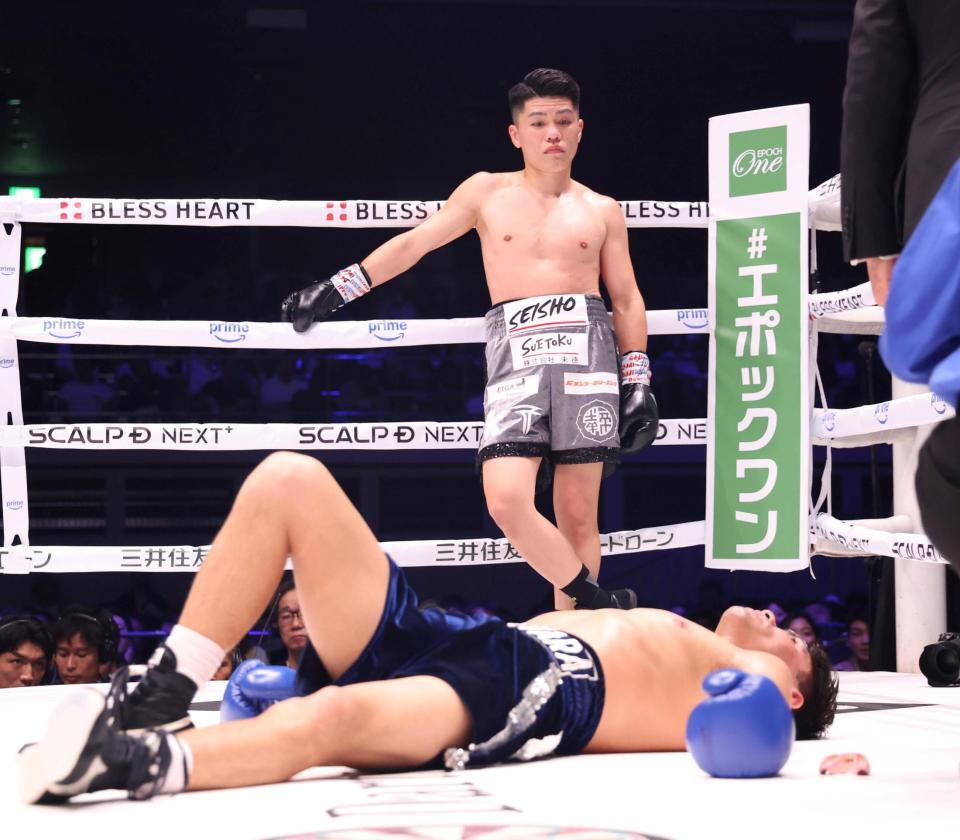 ２回、バッティングで崩れ落ちたペドロ・ゲバラ（下）をニュートラルコーナーで見つめる坪井智也（撮影・佐々木彰尚）