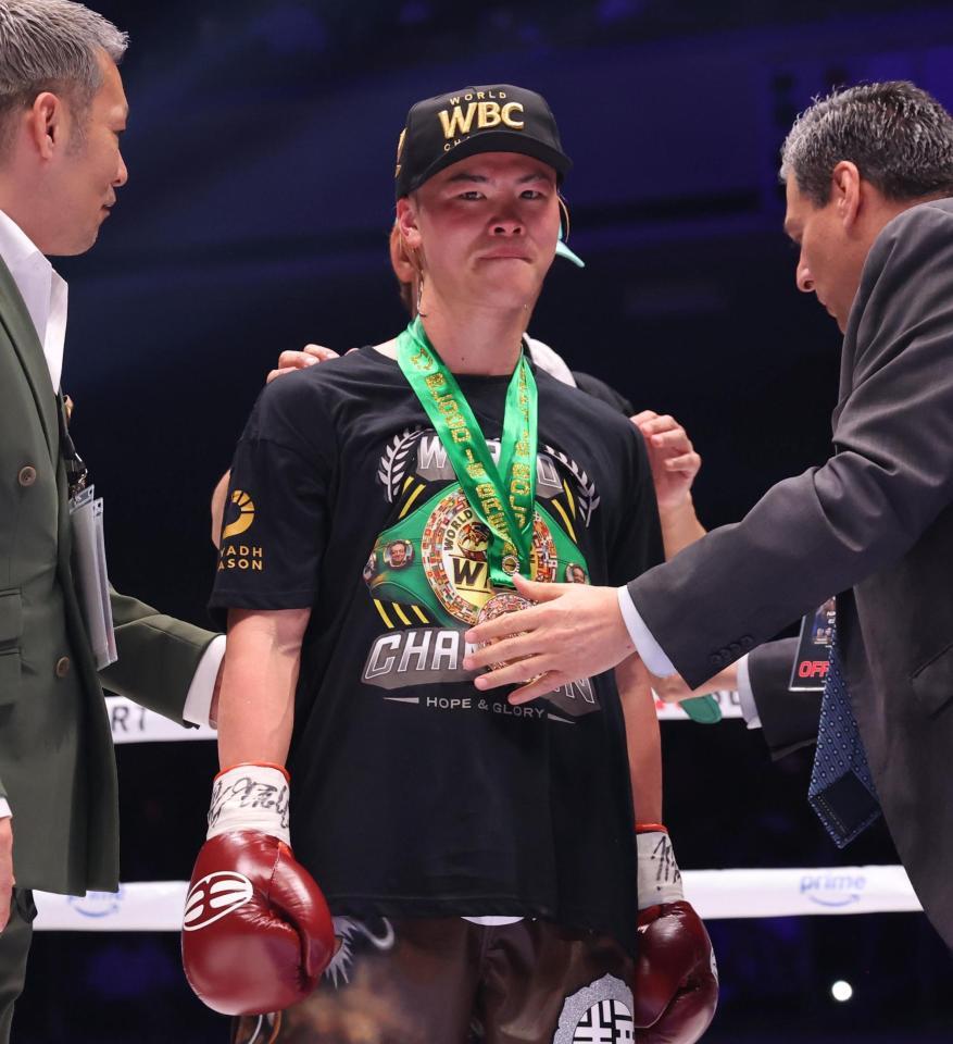 フアンフランシスコ・エストラダに勝利し、唇を噛みしめる那須川天心（撮影・佐々木彰尚）