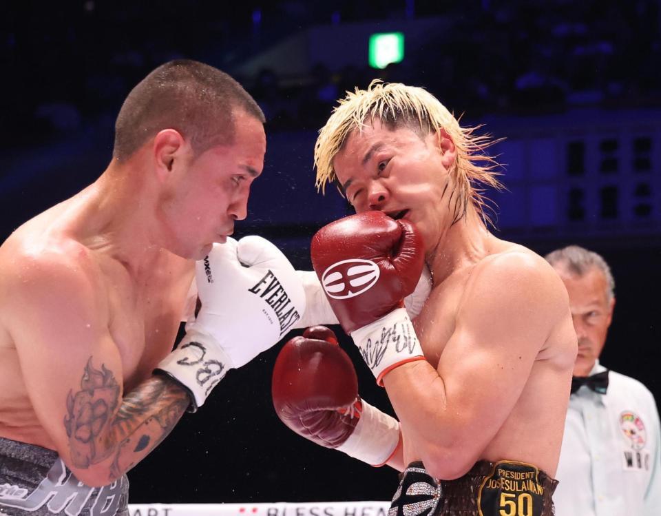 ４回、フアンフランシスコ・エストラダ（左）の左に顔を歪める那須川天心（撮影・佐々木彰尚）