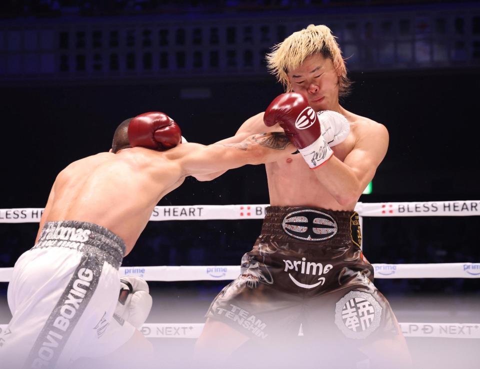 ２回、フアンフランシスコ・エストラダ（左）の右を浴びる那須川天心（撮影・佐々木彰尚）