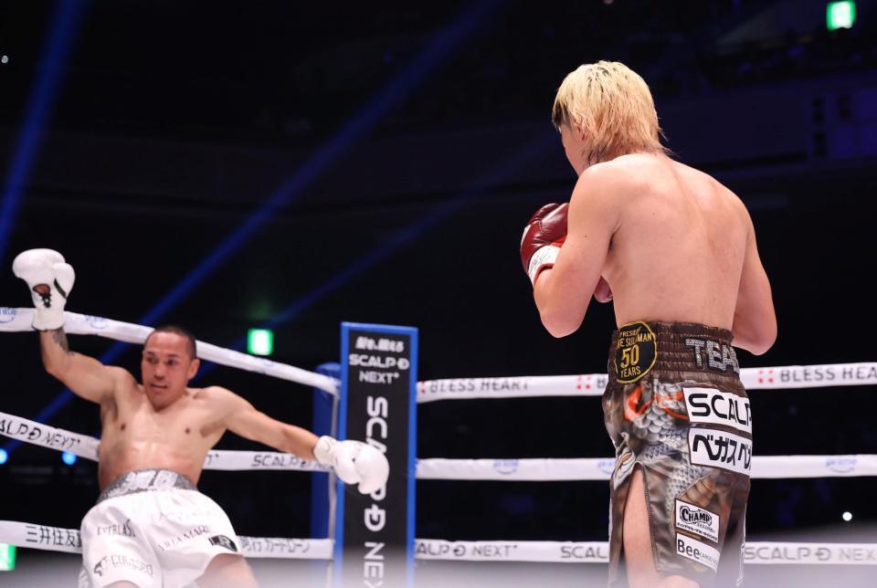 １回、スリップでよろけるフアンフランシスコ・エストラダ（左）と見つめる那須川天心（撮影・佐々木彰尚）