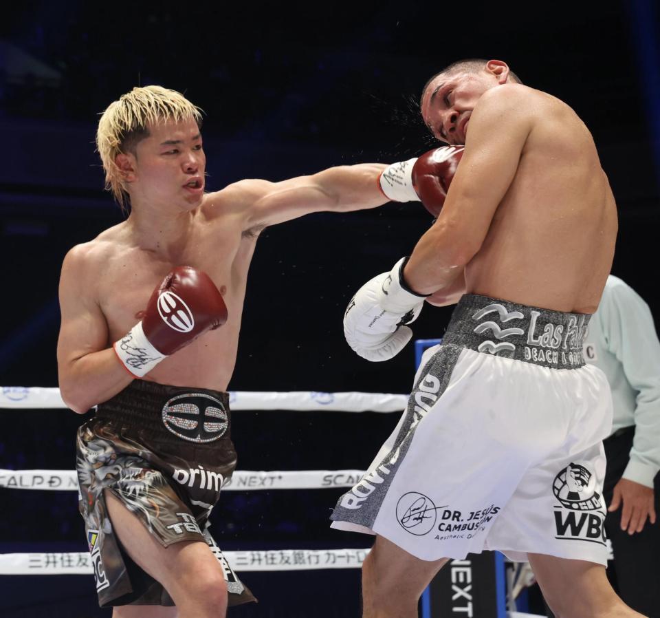 ３回、フアンフランシスコ・エストラダ（右）を攻める那須川天心