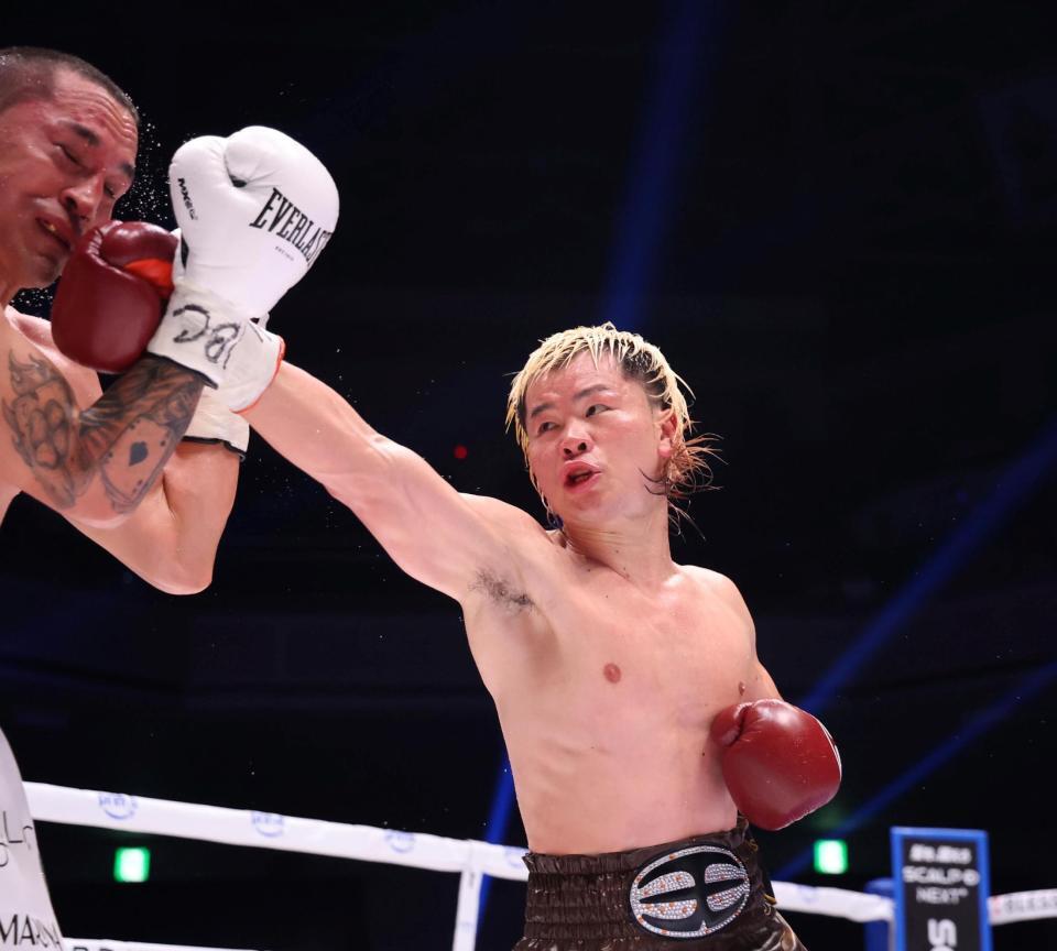 ４回、フアンフランシスコ・エストラダ（左）の顔面を打ち抜く那須川天心（撮影・佐々木彰尚）