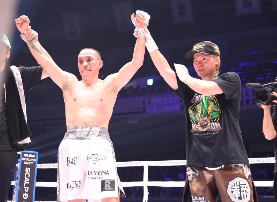 フアンフランシスコ・エストラダ（左）の手を取り健闘をたたえる那須川天心（撮影・佐々木彰尚）