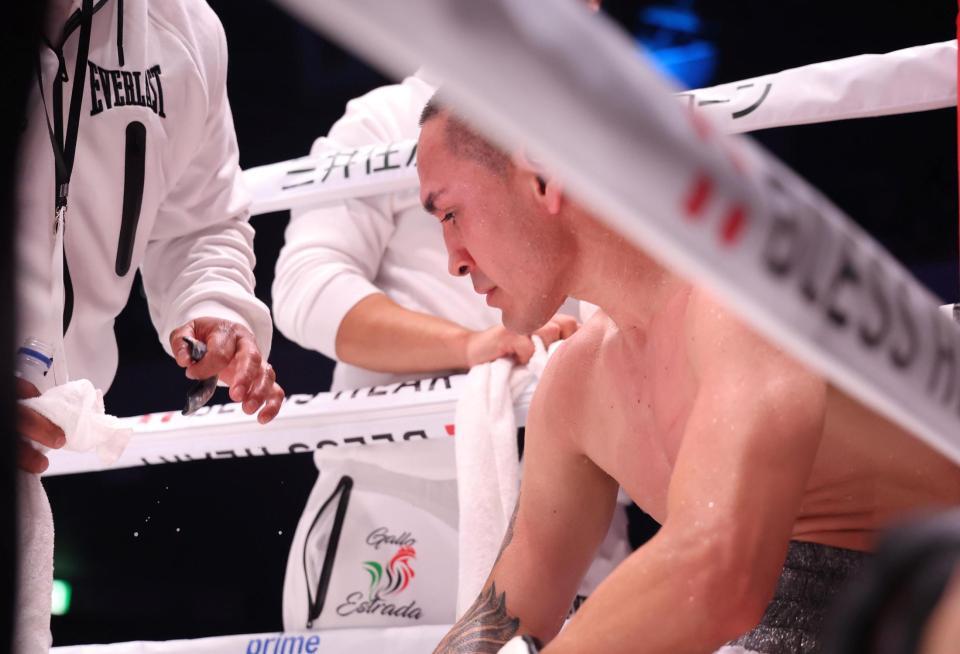 ９回を終えて立ち上がれず、棄権したフアンフランシスコ・エストラダ（撮影・佐々木彰尚）