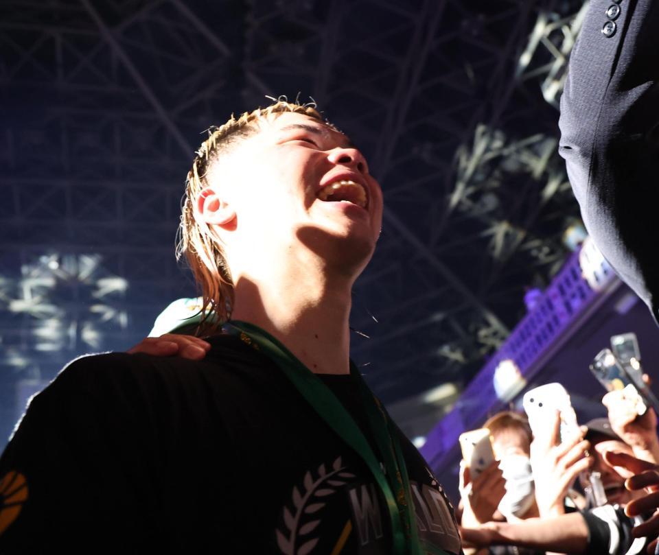 笑顔で引き揚げる那須川天心（撮影・佐々木彰尚）