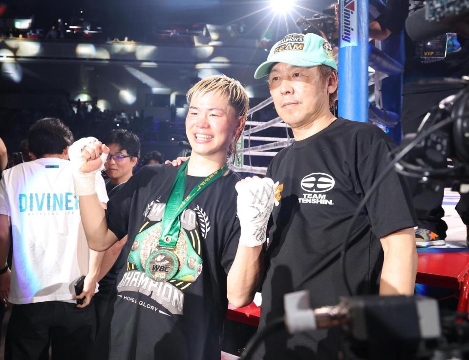 葛西会長と写真に納まる那須川天心（撮影・佐々木彰尚）