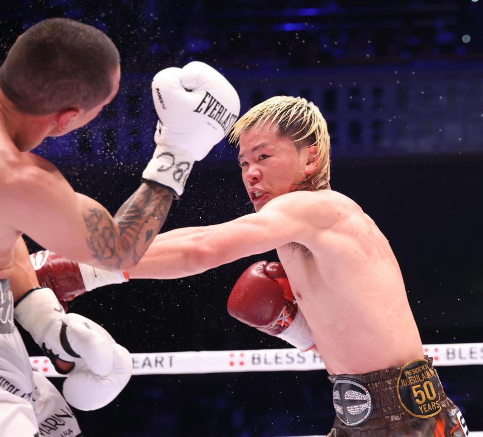 ８回、那須川天心（右）の左ストレートがフアンフランシスコ・エストラダの顔面を打ち抜く（撮影・佐々木彰尚）