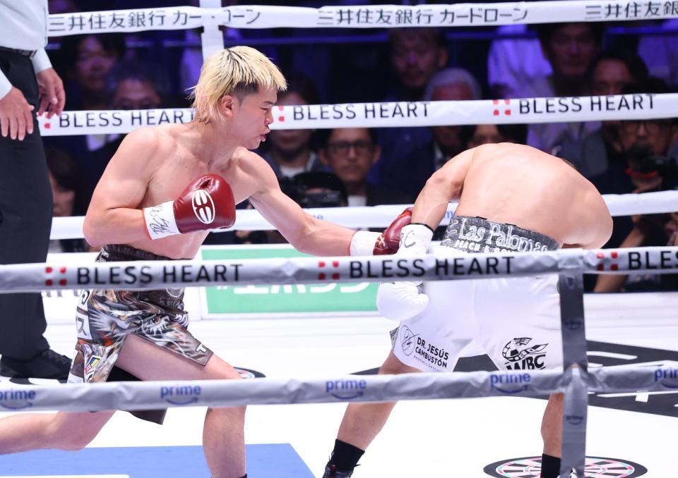 １回、ファン・フランシスコ・エストラーダにボディを放つ那須川天心（撮影・金田祐二）