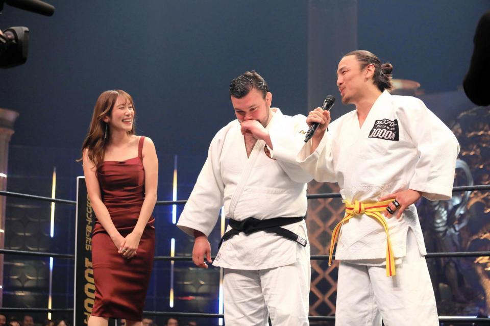 インタビューでの中川安奈（左）とウルフアロン（中央）と矢地祐介（右）　©ＳＨＯＴＡ　ＳＯＴＯＤＡＴＥ