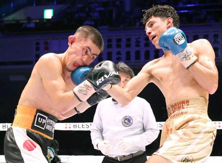 　９回、ホセ・カルデロン（右）の右アッパーを浴びる秋次克真