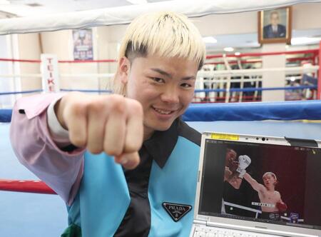 笑顔を見せる那須川天心（撮影・佐々木彰尚）