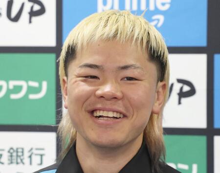 一夜明け会見をする那須川天心（撮影・佐々木彰尚）