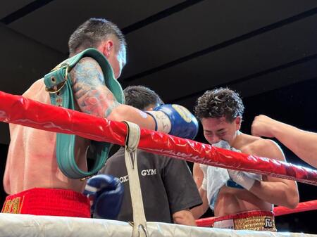 ７回ＫＯで敗れた国本陸（右）