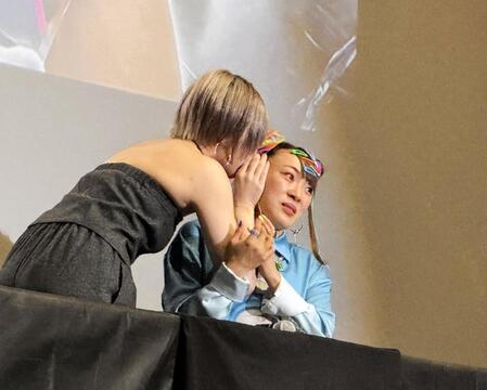 ４・２６横浜アリーナ大会で一騎討ちする安納サオリ（左）から“打倒安納”のアドバイスを耳打ちされるフワちゃん