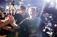 　ファンとタッチをしながら引き揚げる那須川天心（撮影・佐々木彰尚）