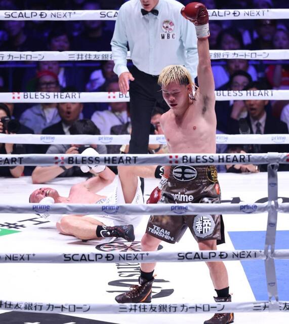 ６回、ファン・フランシスコ・エストラダとバッティング。ダウンを奪ったと思いガッツポーズの那須川天心（撮影・金田祐二）