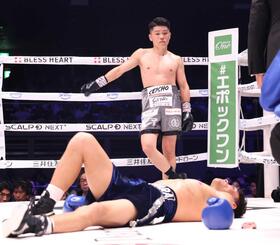 　２回、バッティングで崩れ落ちたペドロ・ゲバラ（下）をぼう然と見つめる坪井智也