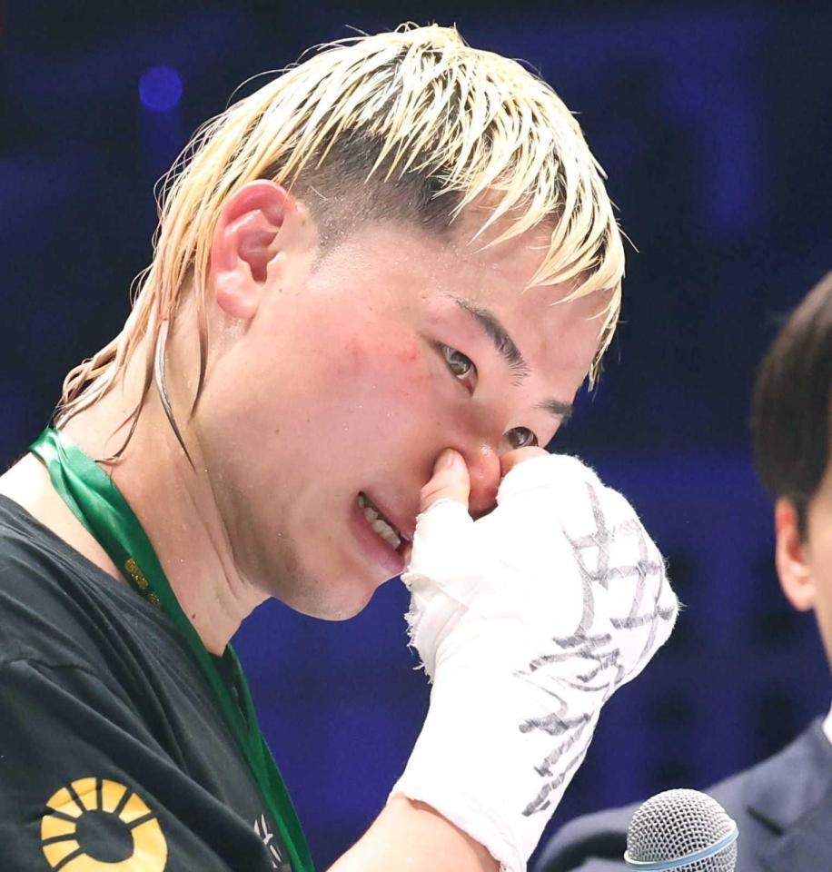 　フアンフランシスコ・エストラダに勝利し、目を潤ませる那須川天心（撮影・佐々木彰尚）