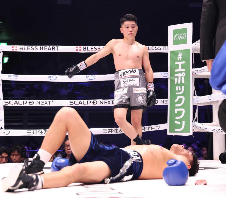 　２回、バッティングで崩れ落ちたペドロ・ゲバラ（下）をぼう然と見つめる坪井智也