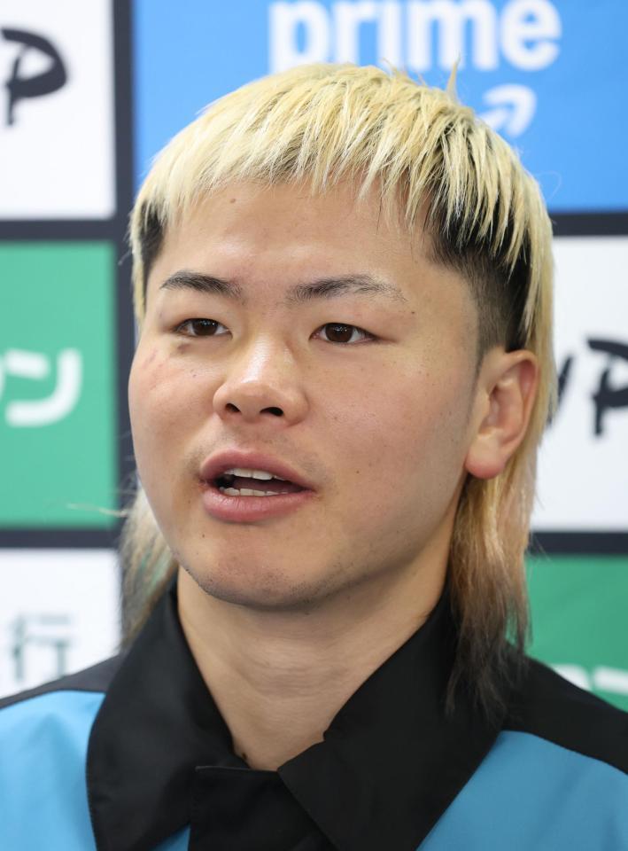 試合を振り返る那須川天心（撮影・佐々木彰尚）