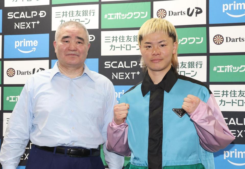 一夜明け会見をした浜田剛史代表（左）と那須川天心（撮影・佐々木彰尚）