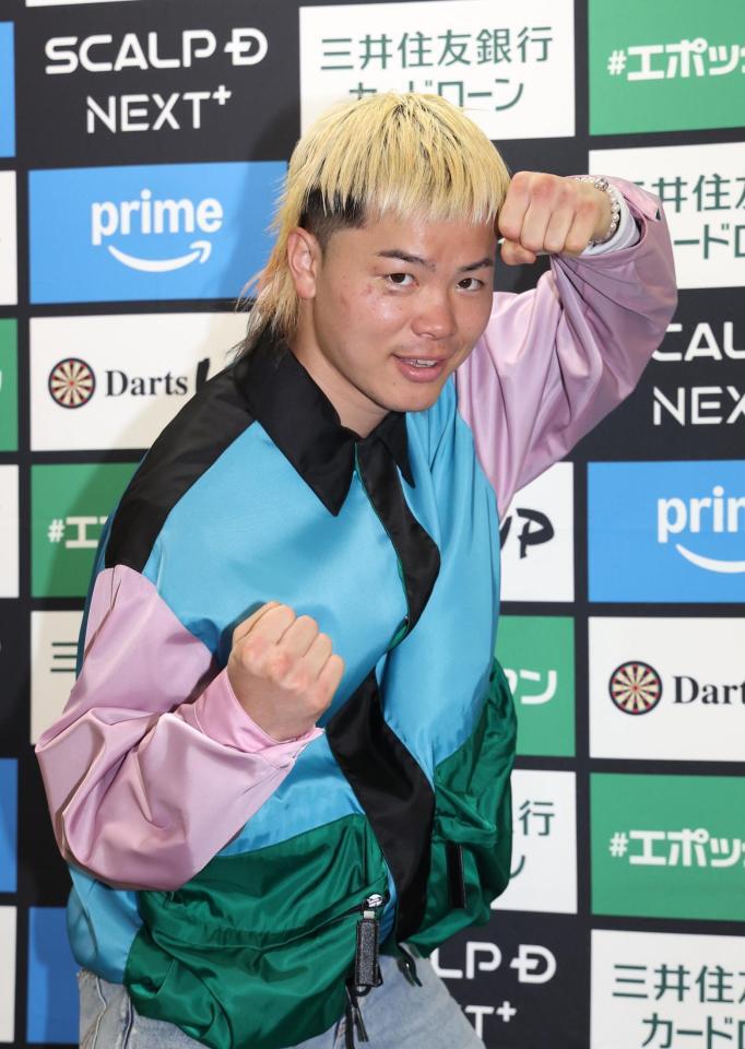 ポーズを決める那須川天心（撮影・佐々木彰尚）