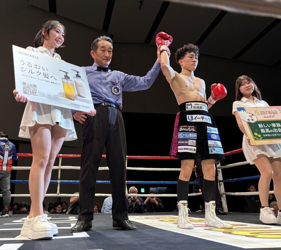 デビュー４連勝を飾った中山慧大（右から２人目）