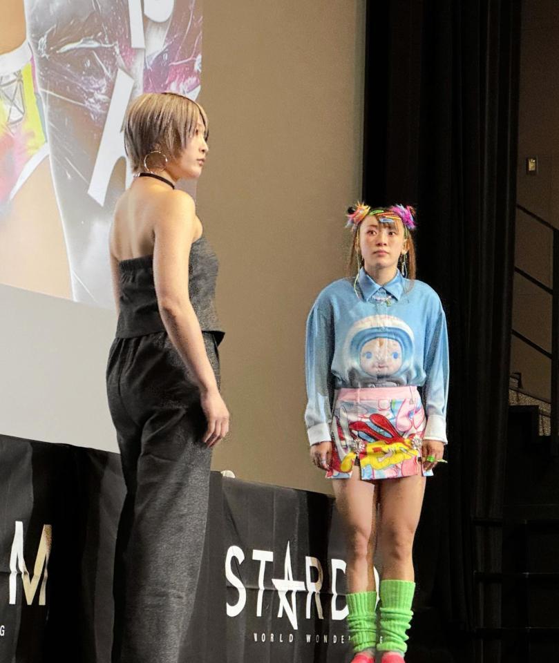 ４・２６横浜アリーナ大会で一騎討ちする安納サオリ（左）と記者会見場で向かい合ったフワちゃん