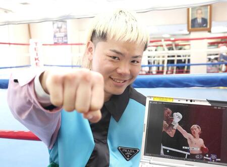 　笑顔を見せる那須川天心＝東京・神楽坂の帝拳ジム（撮影・佐々木彰尚）