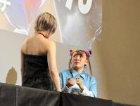 ４・２６横浜アリーナ大会で一騎討ちする安納サオリ（左）から“打倒安納”のアドバイスを聞き出したフワちゃん