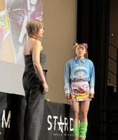 ４・２６横浜アリーナ大会で一騎討ちする安納サオリ（左）と記者会見場で向かい合ったフワちゃん
