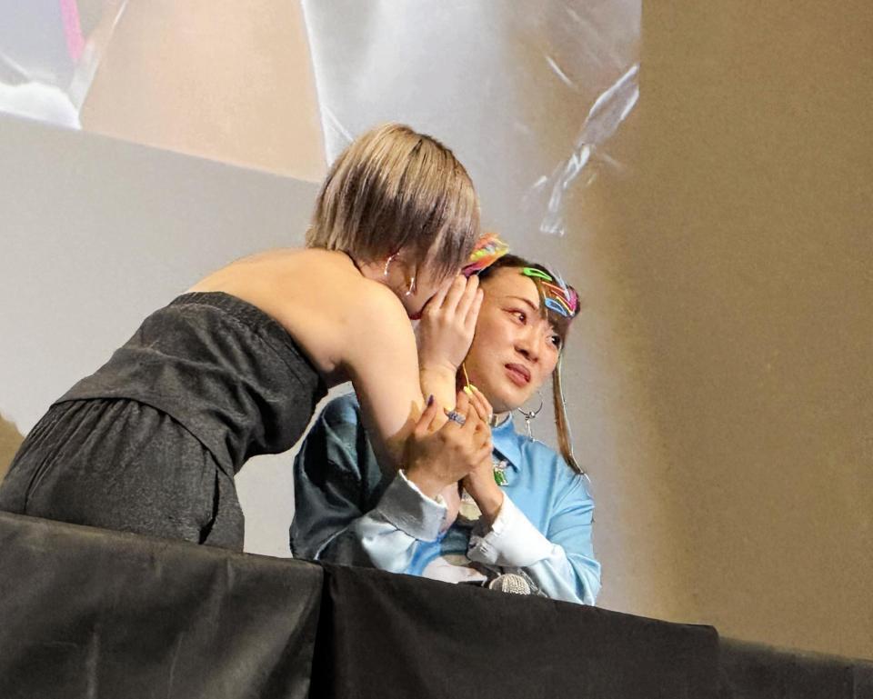 ４・２６横浜アリーナ大会で一騎討ちする安納サオリ（左）から“打倒安納”のアドバイスを耳打ちされるフワちゃん