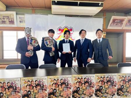 大阪プロレスタッグ選手権（左から）タイガースマスク、佐野蒼嵐、岡田健佑レフェリー、松房龍哉、水野翔