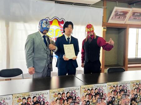 大阪ライトヘビー級選手権（左から）アルティメット・スパイダーＪｒ、岡田健佑レフェリー、ＳＵＺＡＫＵ