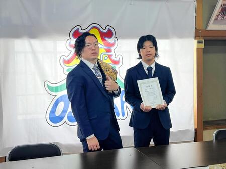 大阪プロレス選手権・王者・松房龍哉（左）と岡田健佑レフェリー