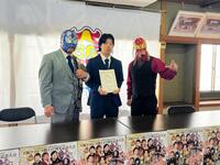 大阪ライトヘビー級選手権（左から）アルティメット・スパイダーＪｒ、岡田健佑レフェリー、ＳＵＺＡＫＵ