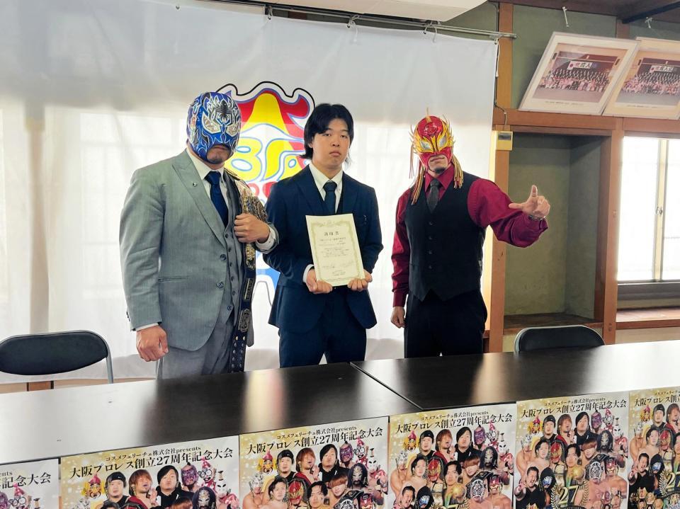 大阪ライトヘビー級選手権（左から）アルティメット・スパイダーＪｒ、岡田健佑レフェリー、ＳＵＺＡＫＵ