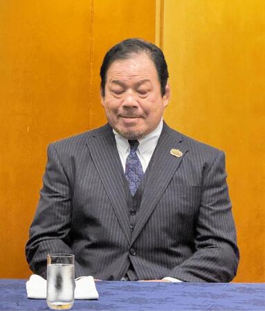 一騎討ちを行う成田蓮から会見をボイコットされ、怒りに震える藤波辰爾