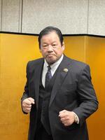 一騎討ちを行う成田蓮から会見をボイコットされ、怒りをあらわにする藤波辰爾