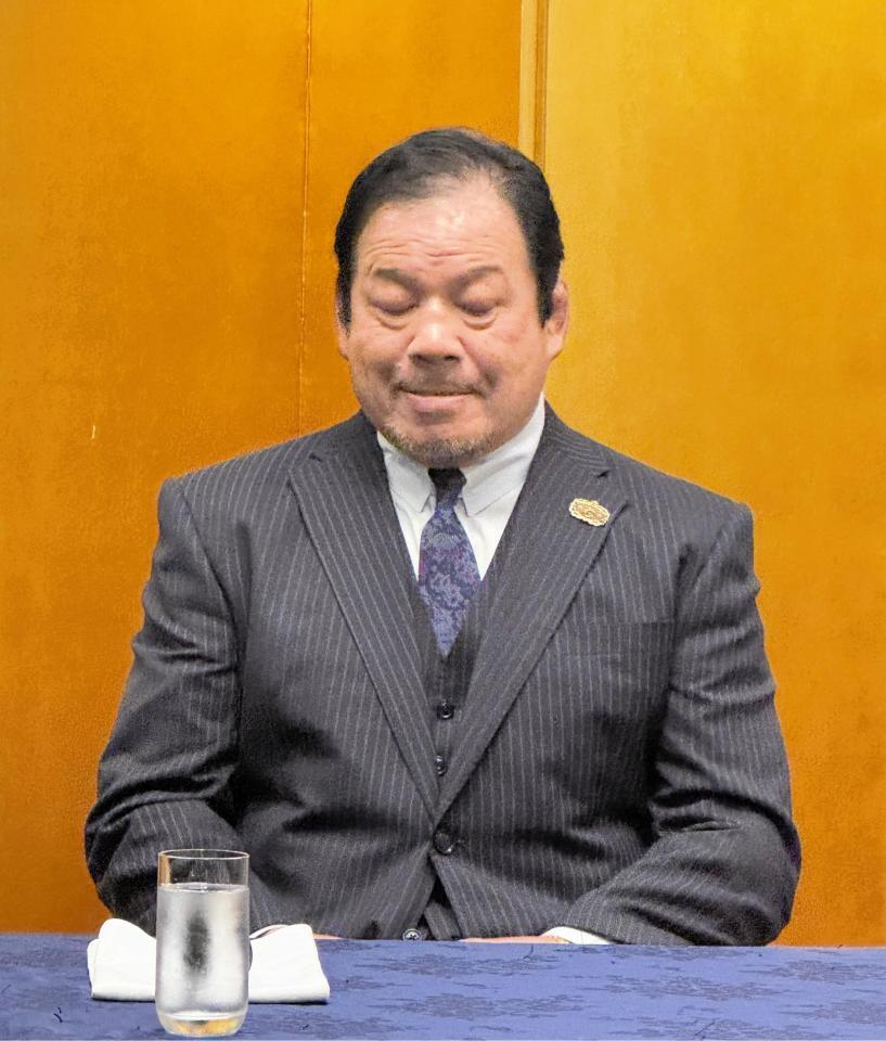 一騎討ちを行う成田蓮から会見をボイコットされ、怒りに震える藤波辰爾