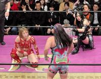 ３ＷＡＹマッチで３０分時間切れドローの激闘を繰り広げた（左から）Ｓａｒｅｅｅ、橋本千紘、上谷沙弥