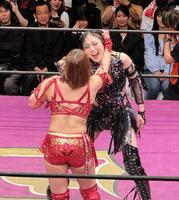 ３ＷＡＹマッチで３０分時間切れドローの激闘を繰り広げた後、髪の毛をつかみ合うＳａｒｅｅｅ（手前）と上谷沙弥