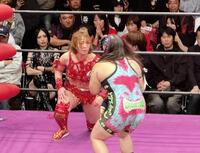 上谷沙弥は最前列の客席に座り、Ｓａｒｅｅｅ（左）と橋本千紘の攻防を見つめる