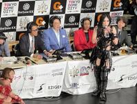 実況席前の場外乱闘で、小橋建太の水を奪って飲む上谷沙弥