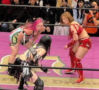 女子最高峰の３ＷＡＹマッチを行った橋本千紘（左）、上谷沙弥（手前）、Ｓａｒｅｅｅ