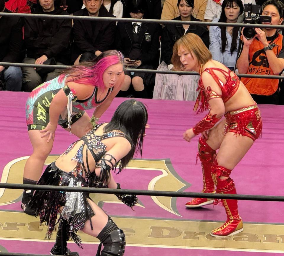 女子最高峰の３ＷＡＹマッチを行った橋本千紘（左）、上谷沙弥（手前）、Ｓａｒｅｅｅ