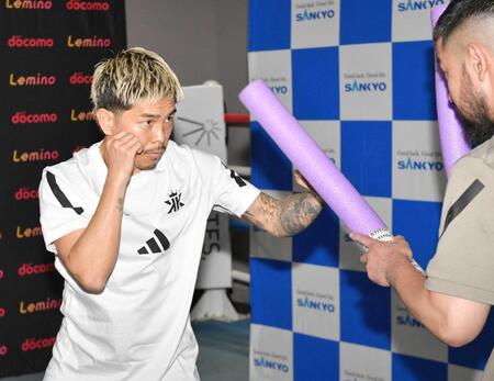 　公開練習を行った井岡一翔（撮影・持木克友）